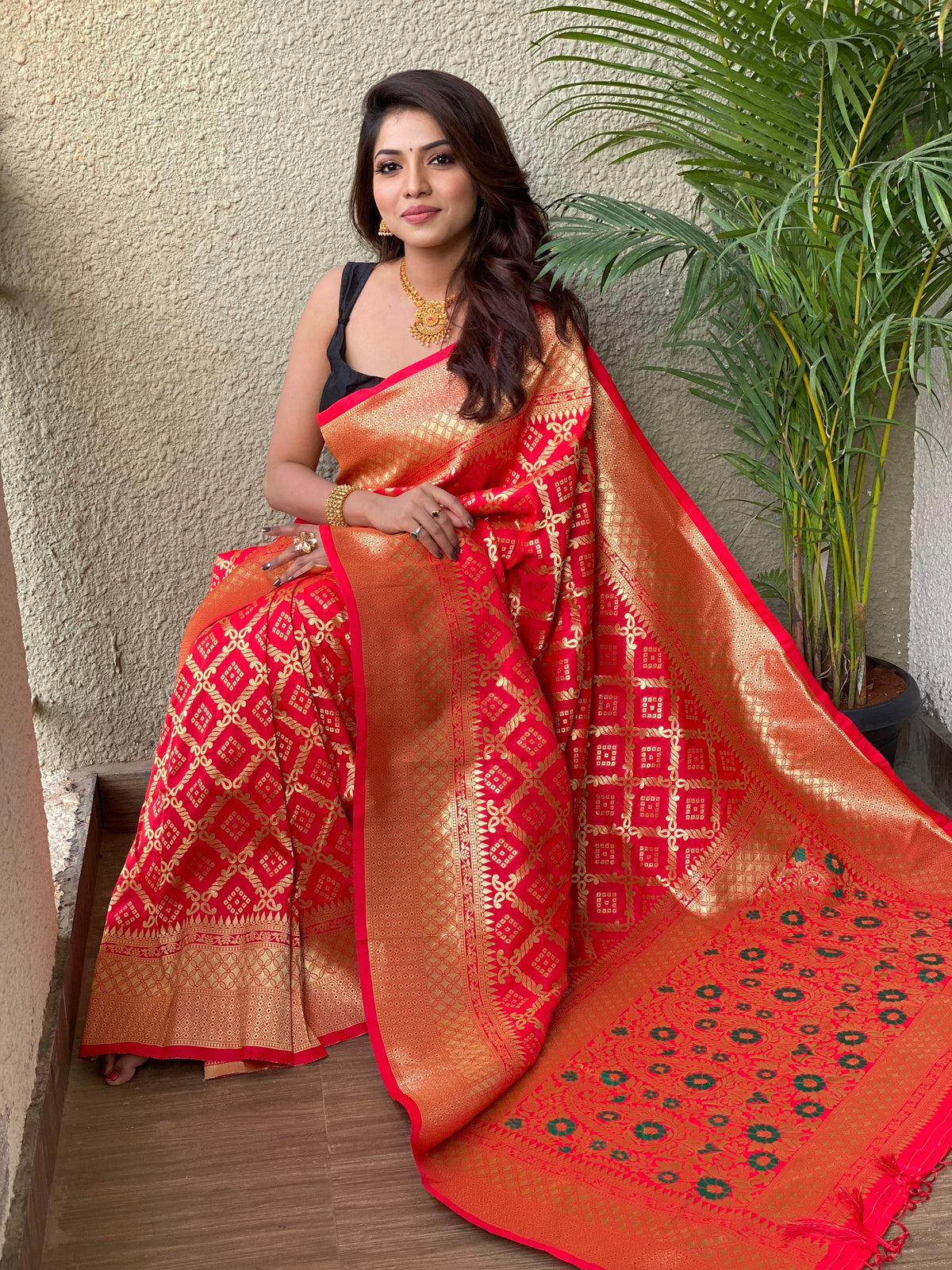 Red and Pink color Zari Golden Weaving Rich Saree